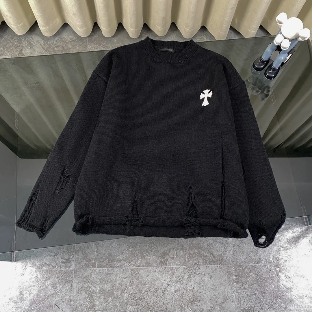 P230 High-quality Chrome Hearts CH Chrome Hearts patchwork cross hole knitted sweater pullover. The popular style is the same for men and women. It is matched with black and white. It looks good in real life. The upper body is good-looking. It looks good in daily wear. It is even more photogenic. It’s hard not to buy it. Buy it for me!!! Believe me, no one can refuse such a long Chrome Hearts jacket. The version has been expanded based on the old version. The upper body is loose and stylish, and the hem is expanded to a casual design. Fat people look extremely slim, thin people have limited height and high-end. Ten thousand yuan ZP printing, 1:1 perfect restoration, looks good when worn alone or stacked, can be easily controlled by both men and women. If you care more about quality, you must also respect the price. It is completely different from the thin see-through bottoms and junk products on the market that pill when worn. If the style makes you shine at a glance, then quality is what you should pay more attention to. Compared with price, we focus on quality. Customers who have received my products all know it. ️️️ Sweaters on the market are generally made of bract core yarn. We use modal. The advantages over core-spun yarn are very intuitive: high cost, high price, high density, relatively expensive for developers, and let us make a lot less money. In addition, it is delicate, has no scum on the upper body, resists pilling, and is high-end. We are conscientious sellers and do not use core-spun yarn. Apart from being cheap, core-spun yarn is really useless. It shrinks, pills, hooks, and makes people pierced. He is proficient in everything. It is 2024. Who doesn’t want to look decent when they go out? Quality determines the upper body effect. No matter how bad the quality, the best style is still the temperament of the urban-rural fringe. We only do long-term business. Quality determines character. Take it back and wear it with confidence and wash it. The quality of the pattern will definitely make your eyes shine. We only make the right version of high quality. We make high-end hard goods. Reject junk goods and reject fast food. Conscientious quality and conscientious price. You deserve it!  Color: Black White Gray Red Size: S M L